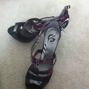 Multi patterned guess open toe sandal nwot