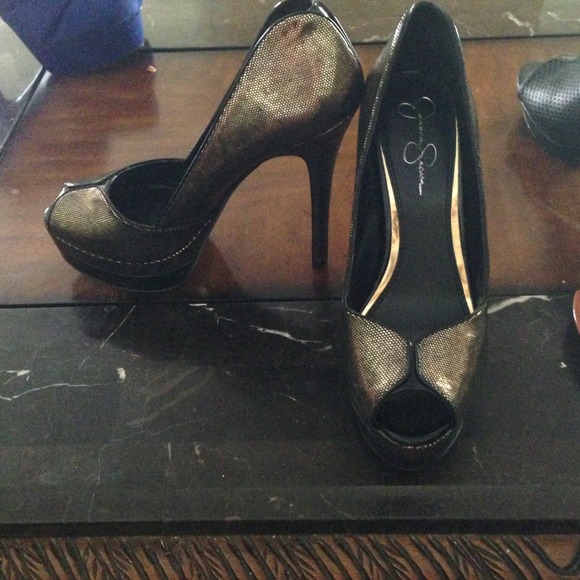 Jessica Simpson gold high heels!