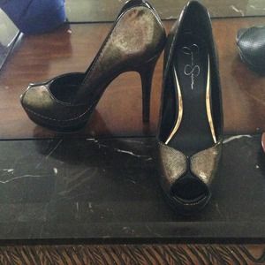Jessica Simpson gold high heels!