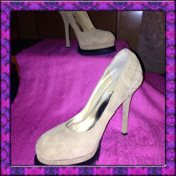 bebe Shoes - 🌟@jomarch613🌟 👠Bebe Camel Suede Pumps👠