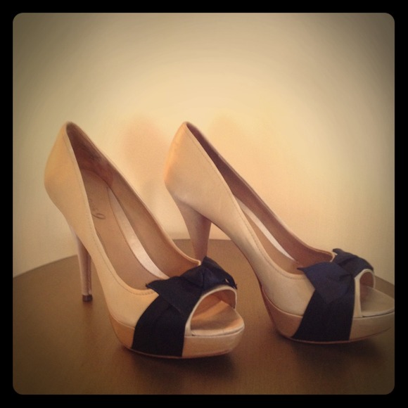 Satin peep toe pumps with black bow accent