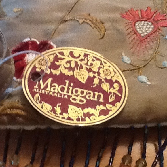 Embroidered Madiggan purse w/ beading. - Picture 2 of 2