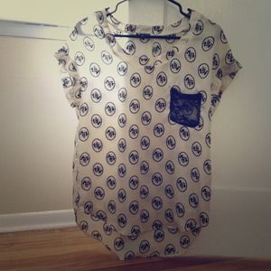 Silky black rose patterned blouse w lace pocket