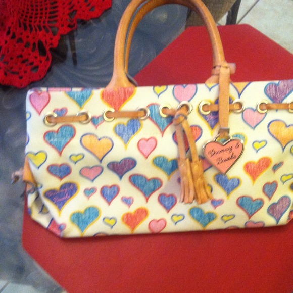 ♈️Dooney & Bourke heart purse💟