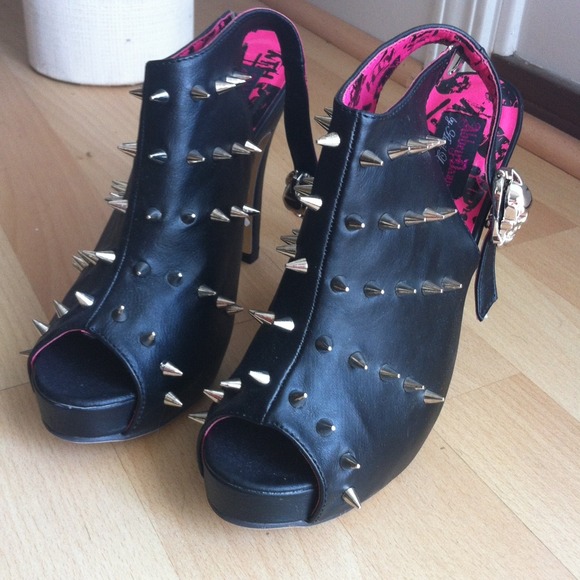 SOLD⚡REDUCED PRICE ⚡Spiked black heels