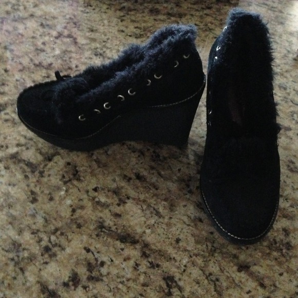 💖Jessica Simpson black platform with fur trim💖