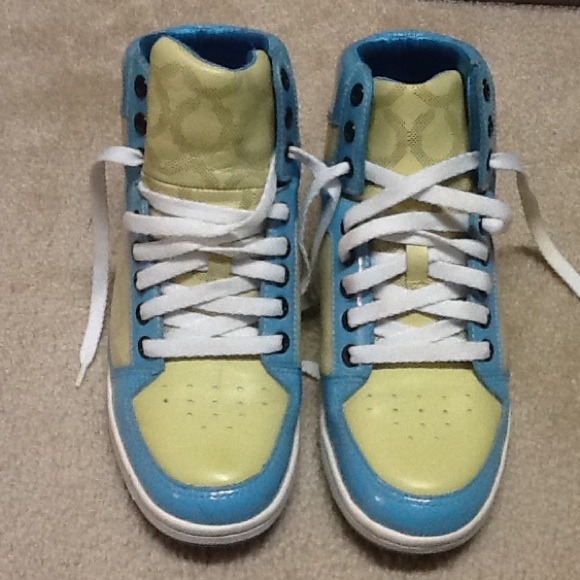Tennis shoes