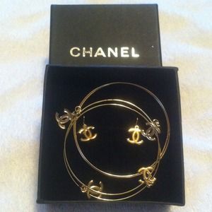 Bundled gold plated bracelet/earrings set/wallet.