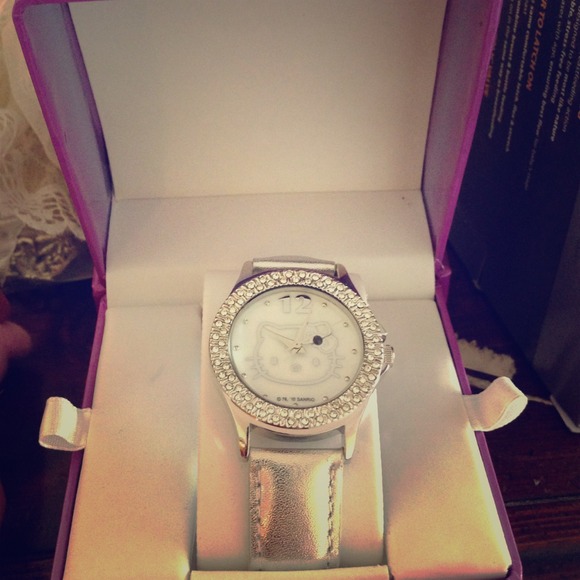 Hello kitty watch silver brand new prefer Paypal!!