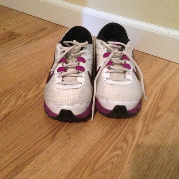 Nike Dual Fusion white short wrangler shirt