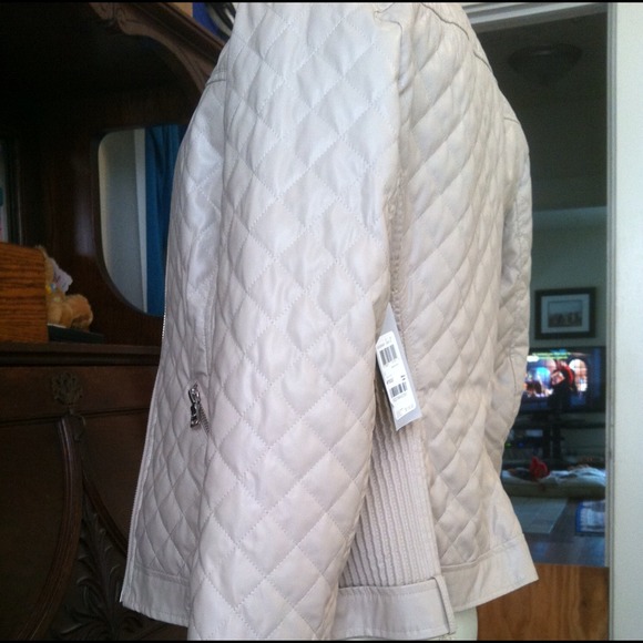 SOLD!!!  BRAND NEW GUESS "VEGAN"CROPPED JACKET!!! - Picture 2 of 3