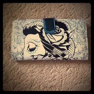 Large, roomy, wallet!