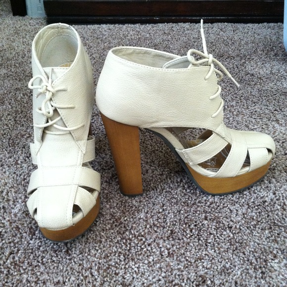 Daily Look Lace Up Heels