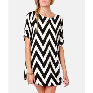 ❌SOLD❌🎀Reduced🎀 Blk & White Chevron dress