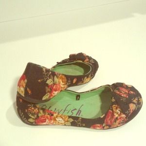 super cute blowfish floral flats