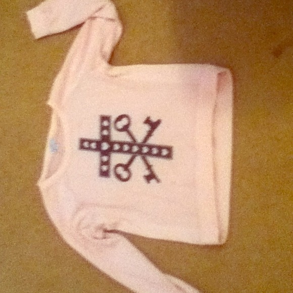 Cross and keys pink sweater - Picture 1 of 3