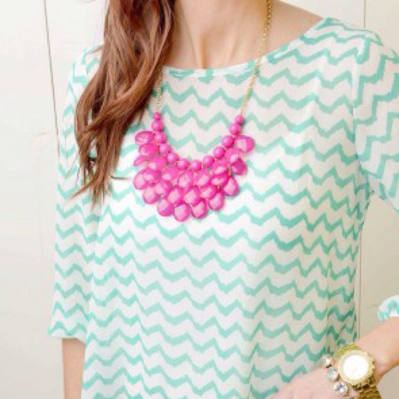 Jewelry - ❗Final reduce❗Bright Pink Bib Necklace