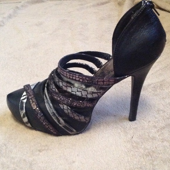 Heels - Picture 3 of 4