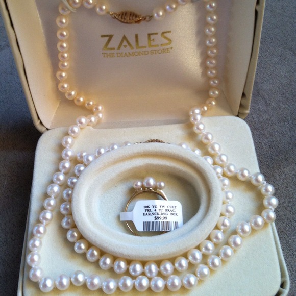 10k yellow gold cultured pearl set.