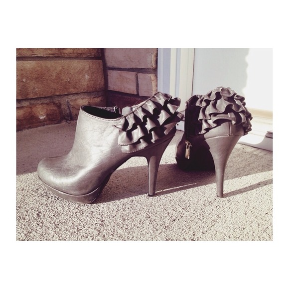ruffle heels