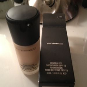 MAC Mineralized Satinfinish SPF15 Foundation NC20