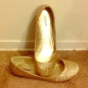 ~~~~SOLD~~~~Glitter gold Soda flats size 9