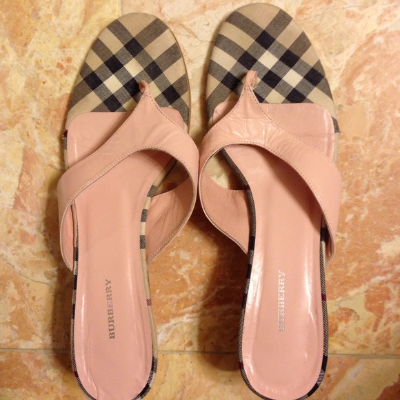 🎁SOLD🎈BUNDLE 👠Burberry Kitten Heel Sandal