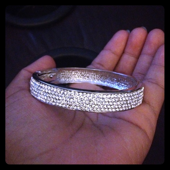 Beautiful bracelet w/ Swarovski crystal