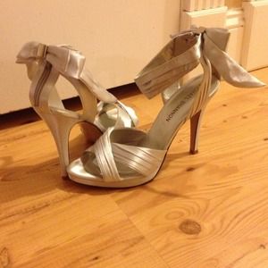 🔥REDUCED🔥Silver Heels with Bow detail