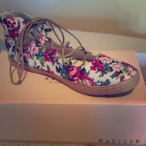 🌸🌺Shoedazzle Floral Sandal Sneakers!