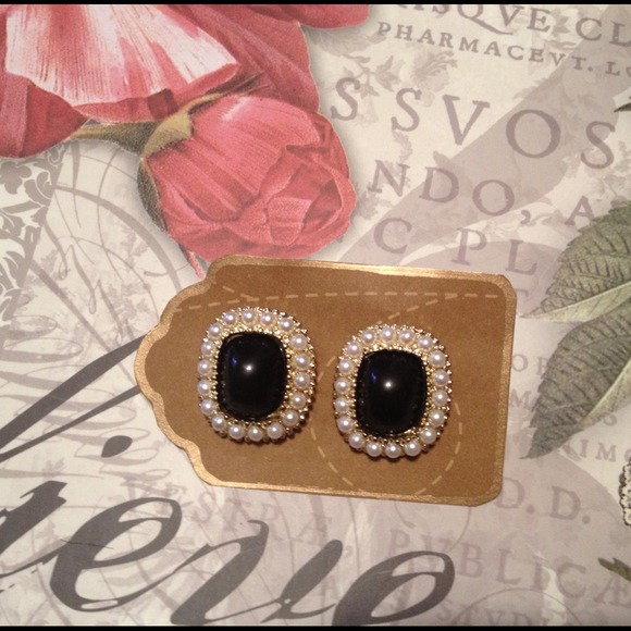 Earrings - Picture 1 of 3