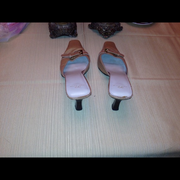 **Reduced**Anne Klein Beige Mules Size 9 - Picture 2 of 3