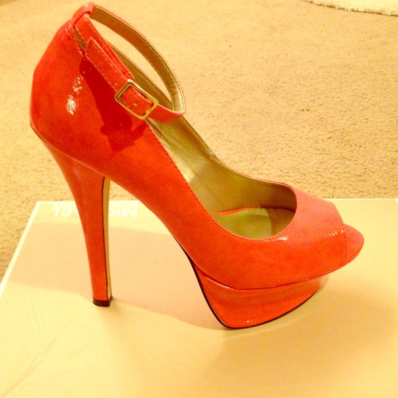 💥SOLD💥 Tangerine colored platform Heels.