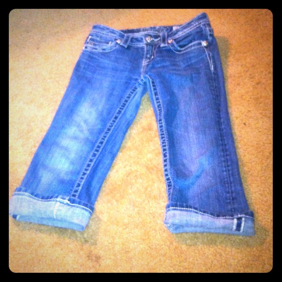 I am selling a pair of miss me capris . ❤