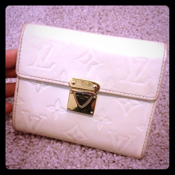 Just sharing!!Authentic Louis Vuitton white wallet