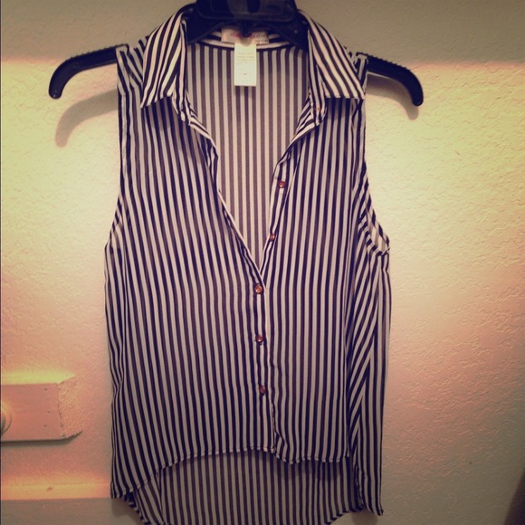 Black and white stripe top