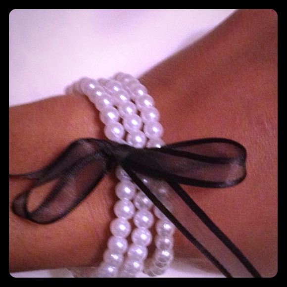 Pearl bracelet with a black ribbon
