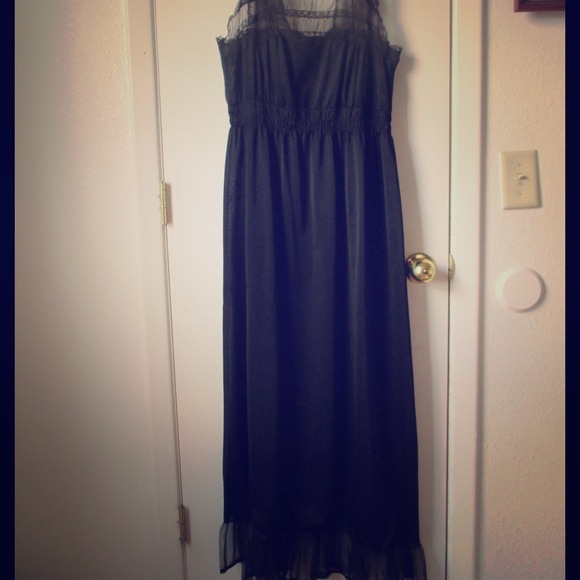 Sexy vintage solid black nightgown with lace. 🌙