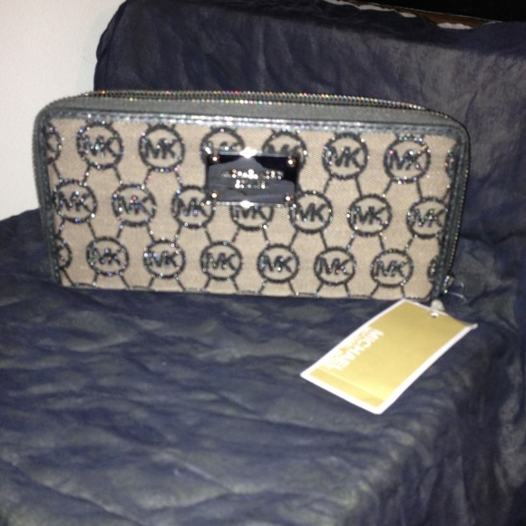 ❌Sold❌ Authentic Michael Kors wallet