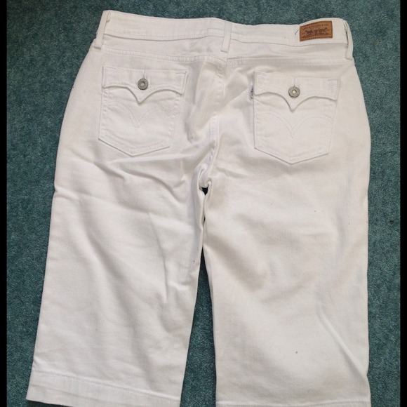 Levi Capri white