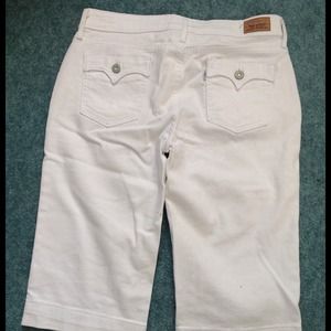 Levi Capri white