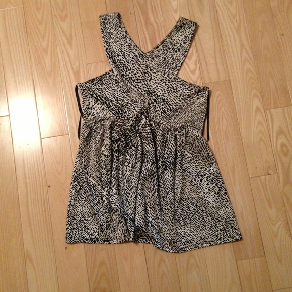Chic blouse with a beautiful pattern and collar