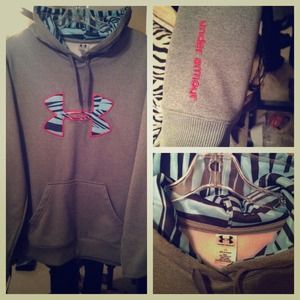 ONHOLD!! Under armor hoodie! Never been worn :)