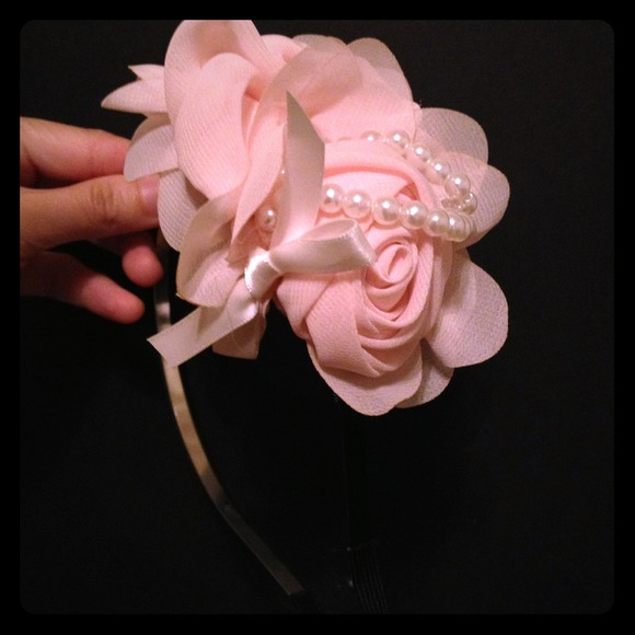 Jewelry - Sold rose Headband. Light pink wl flower, pearl