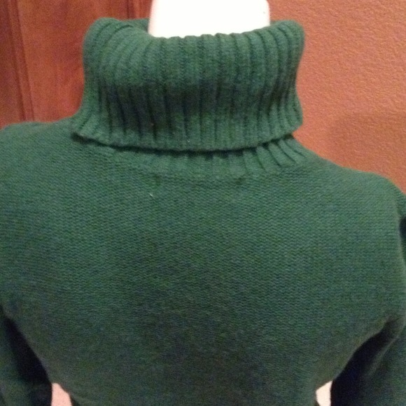 ⬆️SOLD⬆️Hunter green sweater - Picture 2 of 4