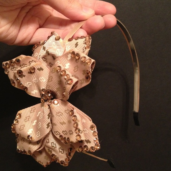 Sold Brand new Beige head band with bow - Picture 3 of 4