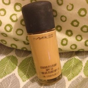 M.A.C foundation Shade NC35