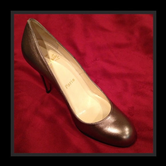 ***SOLD*** New authentic Christian Louboutin Pumps