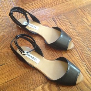 Ankle strap open toe black flats