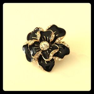 Black and gold flower ring